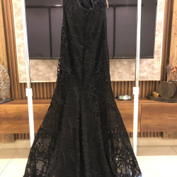 فستان أسود أنيق وفاخر